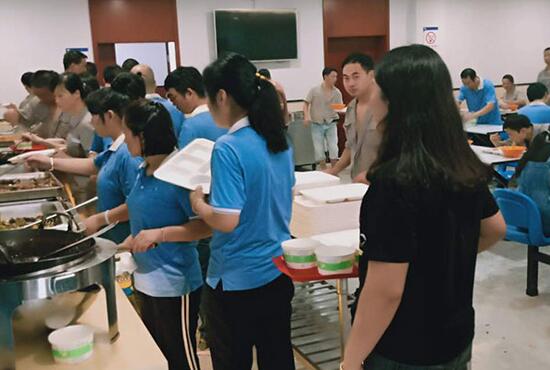 食堂承包公司不榨取員工伙食費靠什么賺錢？