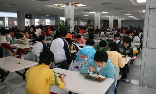 廣東三部門聯合發文嚴禁學校食堂分包轉包，每餐須有校方人員陪餐